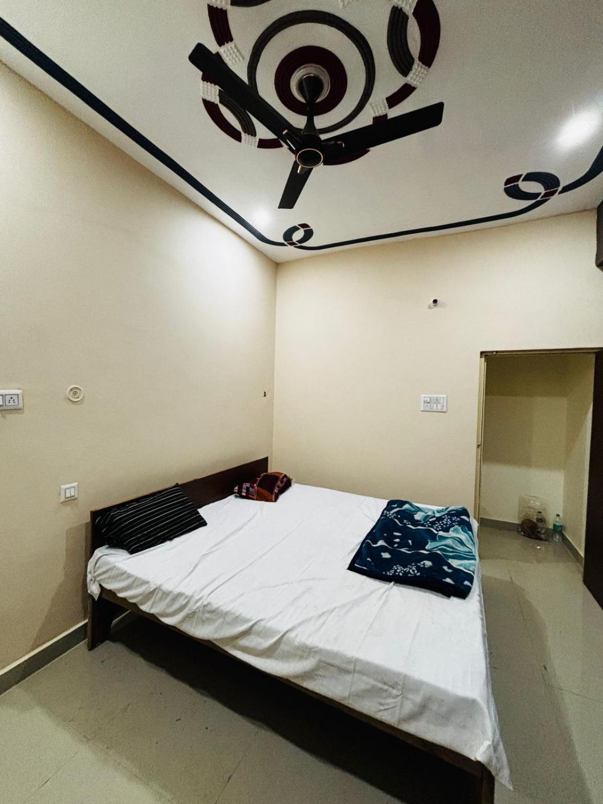 Appartement Shri Radha Krishna Dharmshala à Prayagraj Extérieur photo