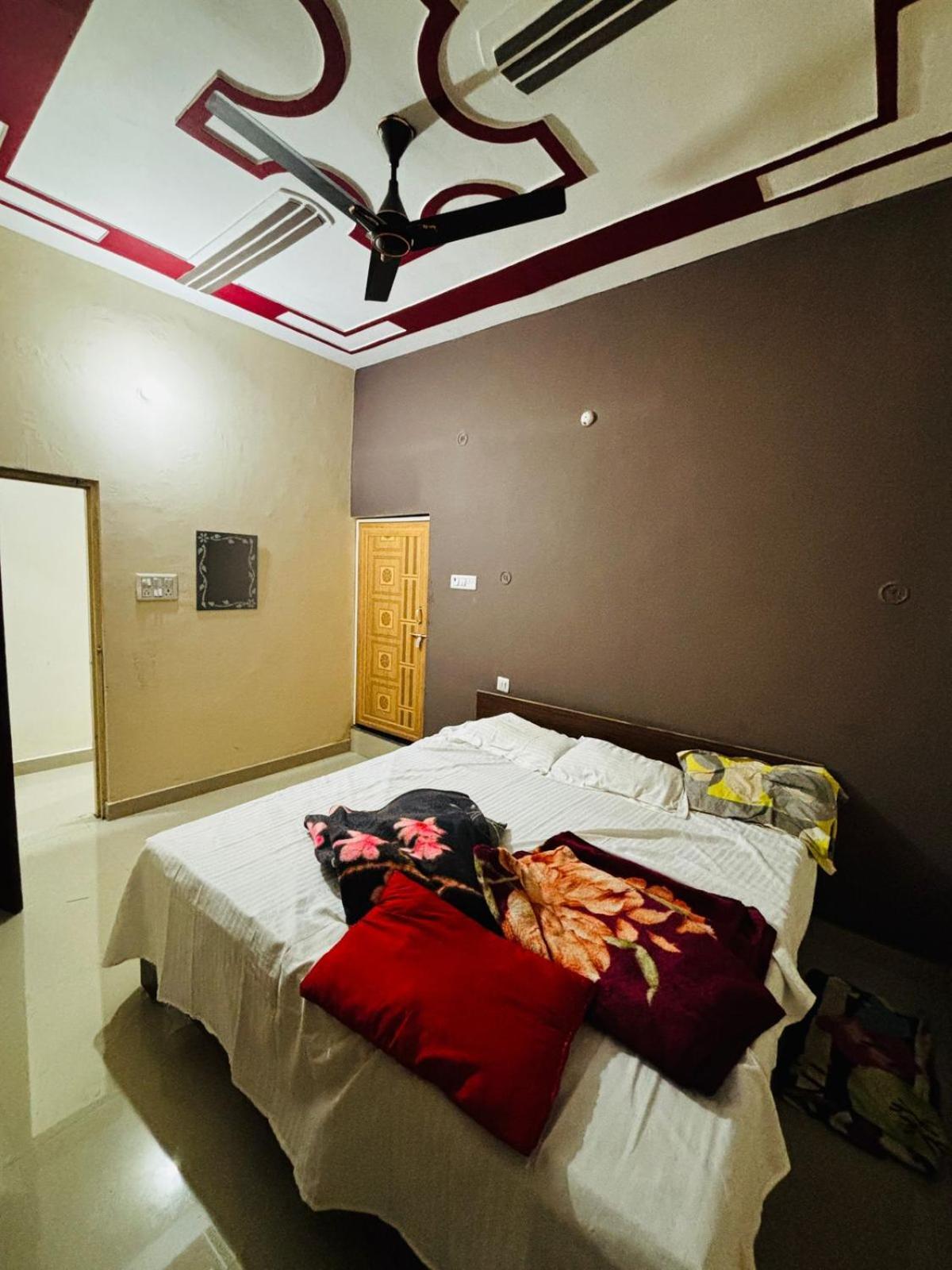 Appartement Shri Radha Krishna Dharmshala à Prayagraj Extérieur photo